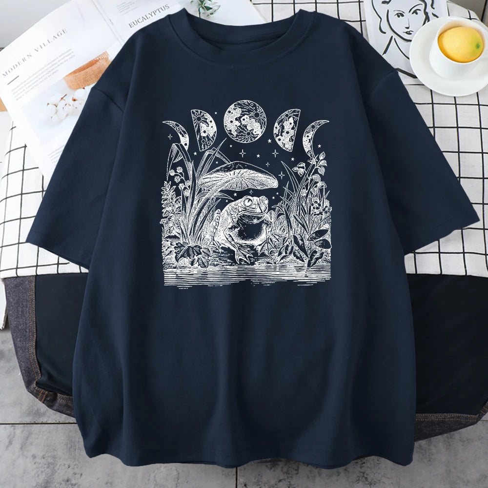 Camiseta Oversize "Mystic Frog" con Fases Lunares